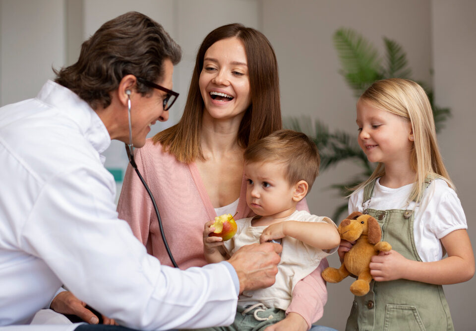 - Servicii de medicina de familie consultații, rețete, trimitere la specialiști și monitorizare.