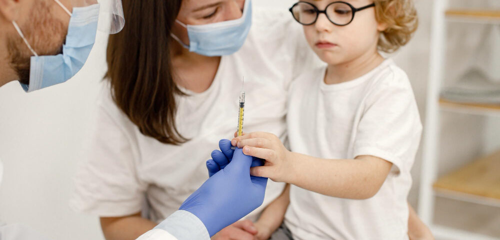 Mituri despre vaccinare — răspunsuri pentru părinți ezitanți