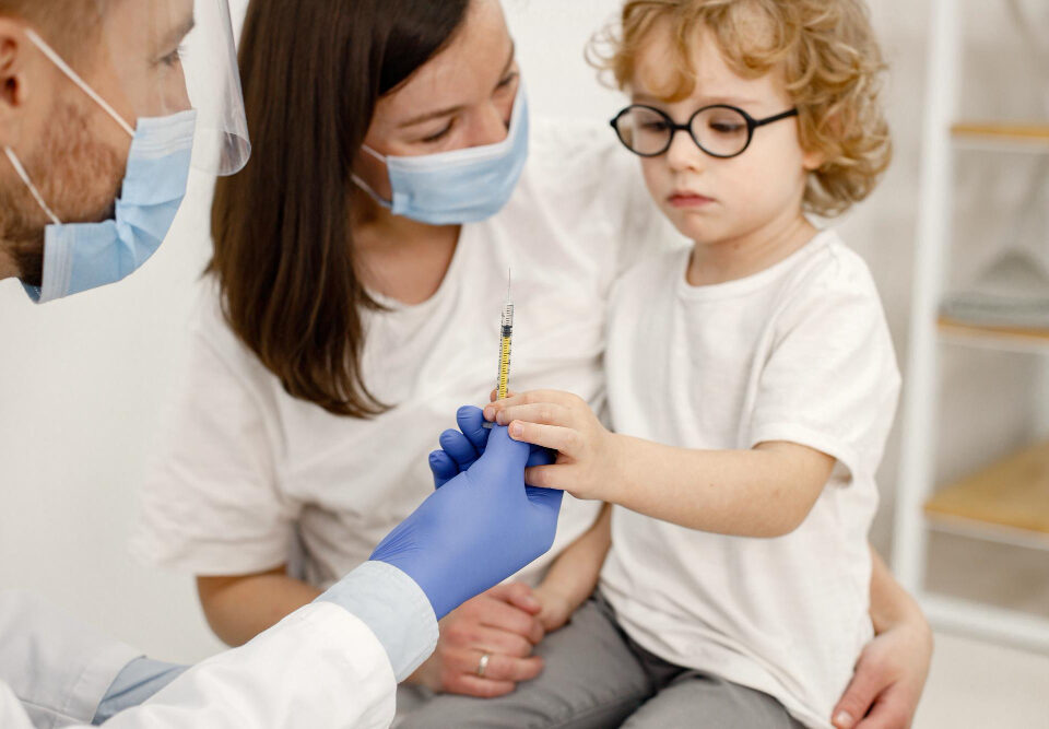 Mituri despre vaccinare — răspunsuri pentru părinți ezitanți